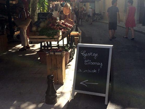 Schild vor französischem Café: "George Clooney is inside!"